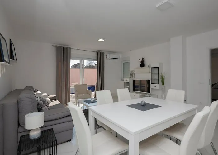 House Dragica Nyaraló