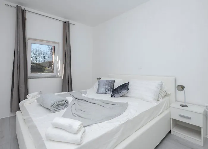 House Dragica Nyaraló